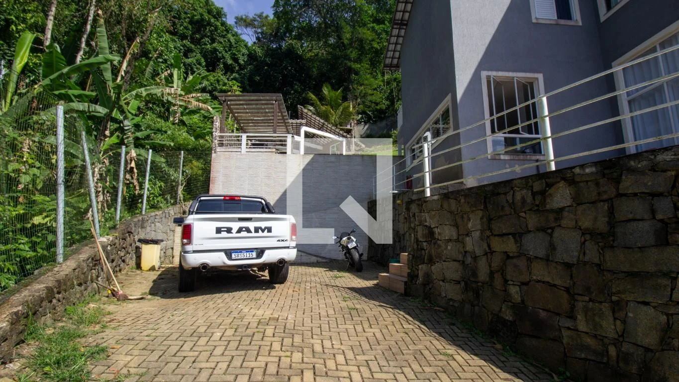 Furnished house with 5 bedrooms and 6 parking spaces — photo 55