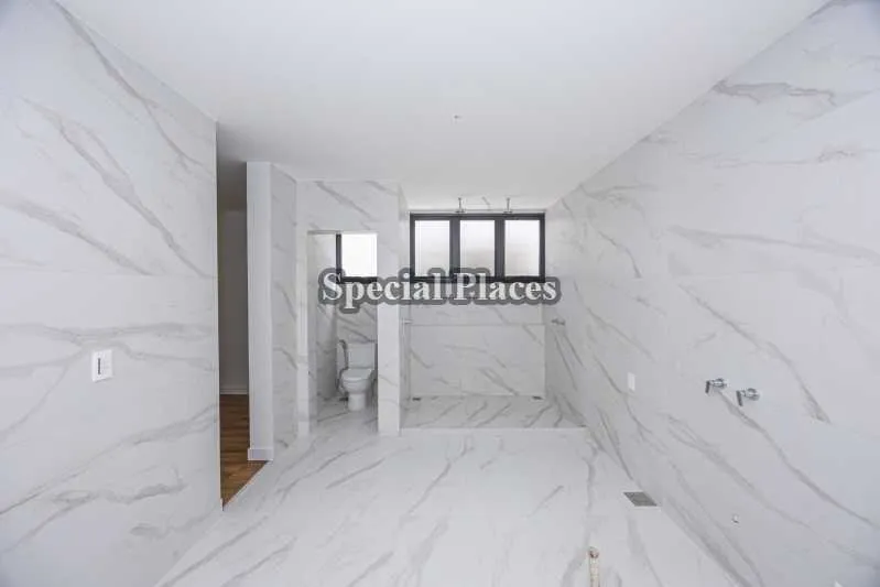 Unfurnished house with 5 bedrooms and an open-plan kitchen — photo 26