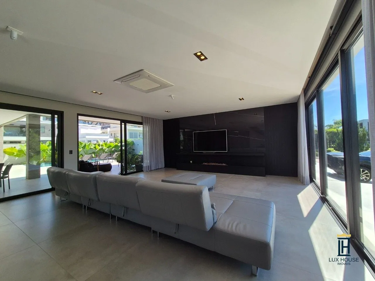 House with 5 en-suite bedrooms and floor-to-ceiling windows