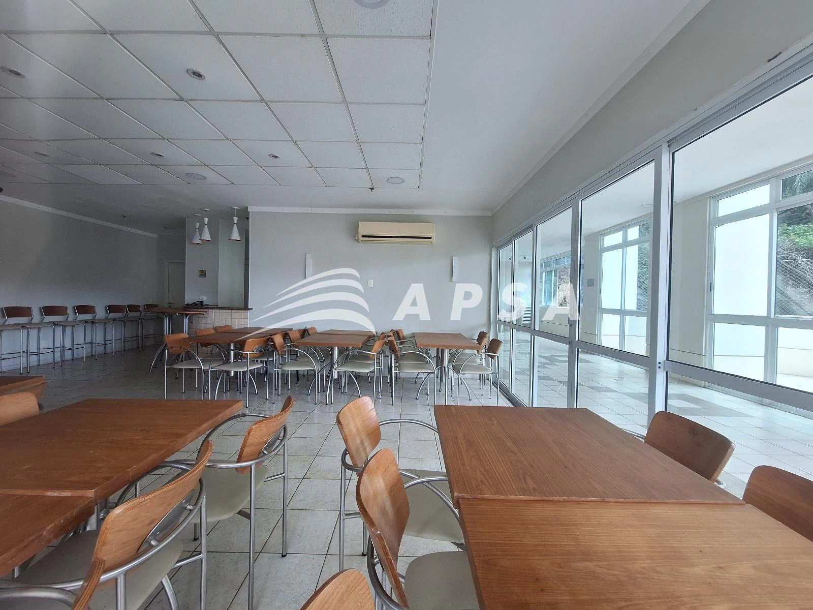 Balcony with a grill in a 2-bedroom apartment, 98 m² — photo 29