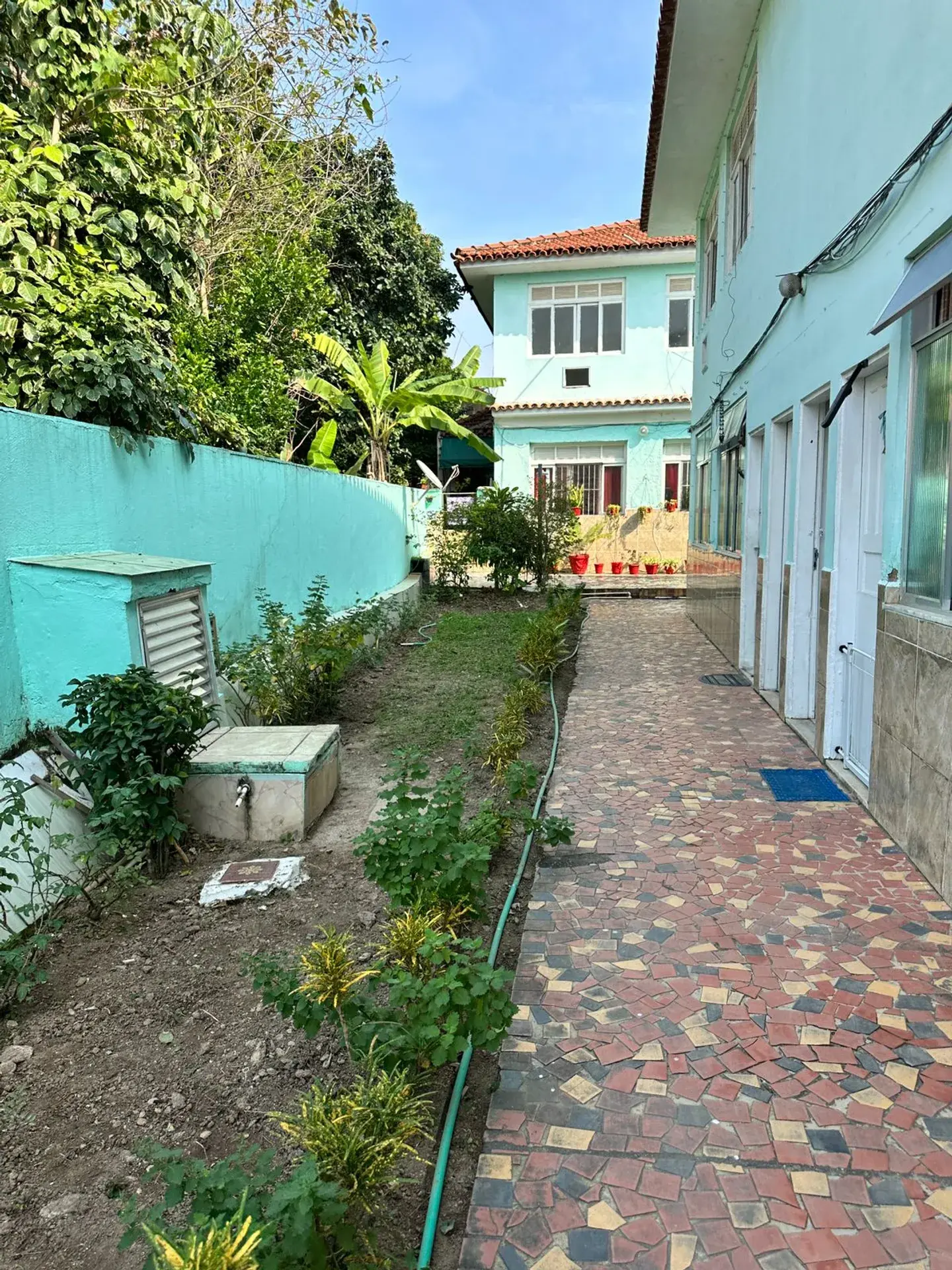 Unfurnished apartment with a private garden — photo 5