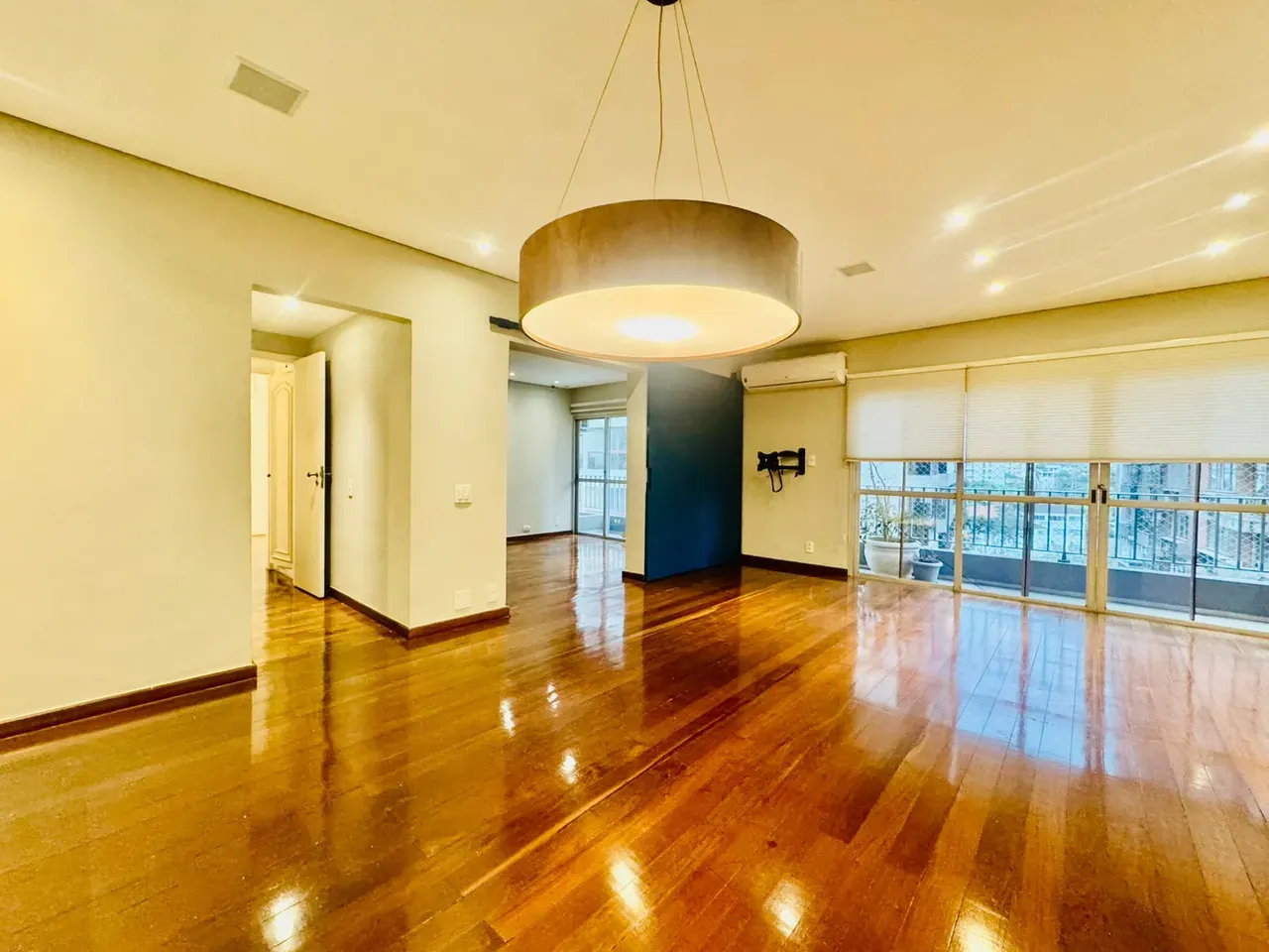 4-bedroom apartment with wood or laminate floors — photo 7