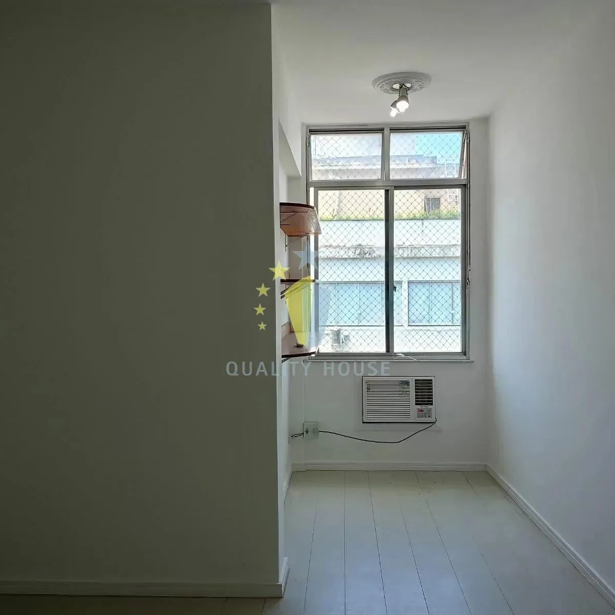 Bathtub in a 2-bedroom apartment, 90 m² — photo 14