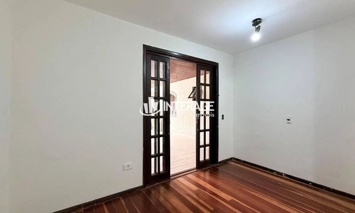Wood or laminate floors in a 4-bedroom house, 200 m² — photo 38