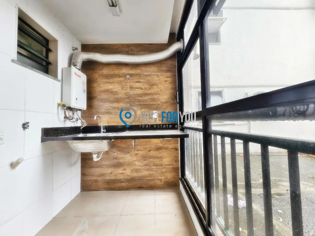 Apartamento com 3 dormitórios e varanda fechada de vidro — photo 17