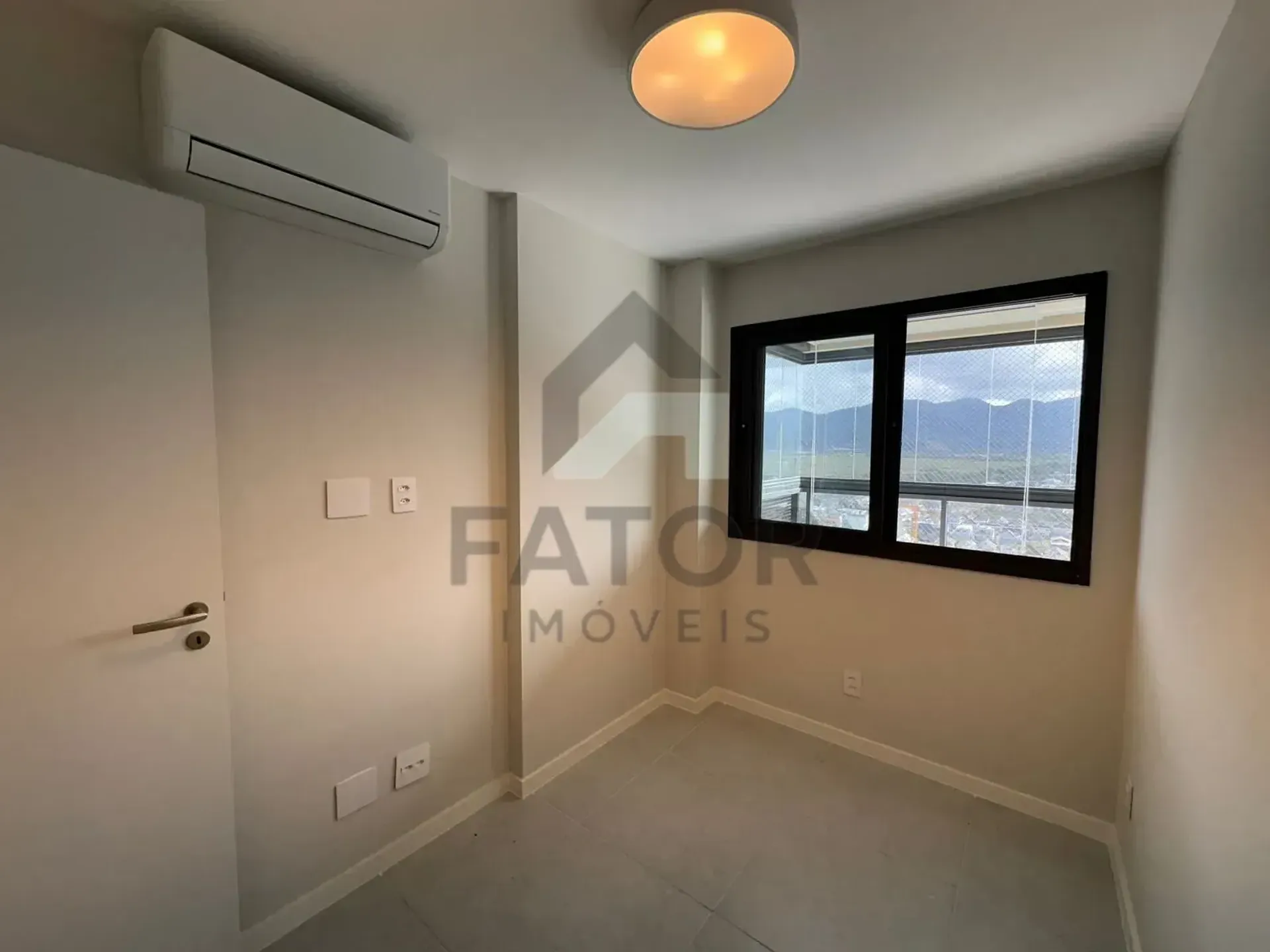 Apartamento com 3 quartos e varanda fechada de vidro — photo 22