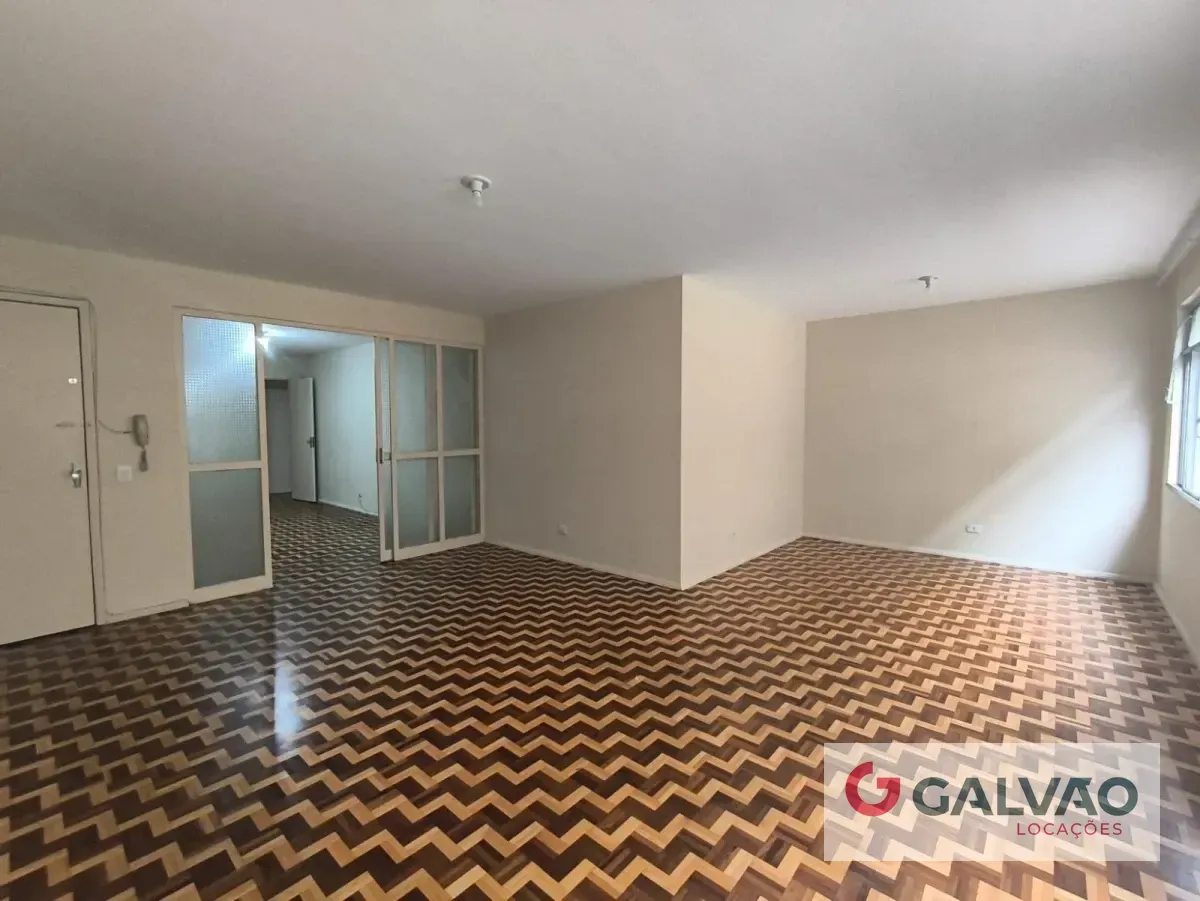 Квартира з 3 спальнями та дерев'яною підлогою або ламінатом — photo 3