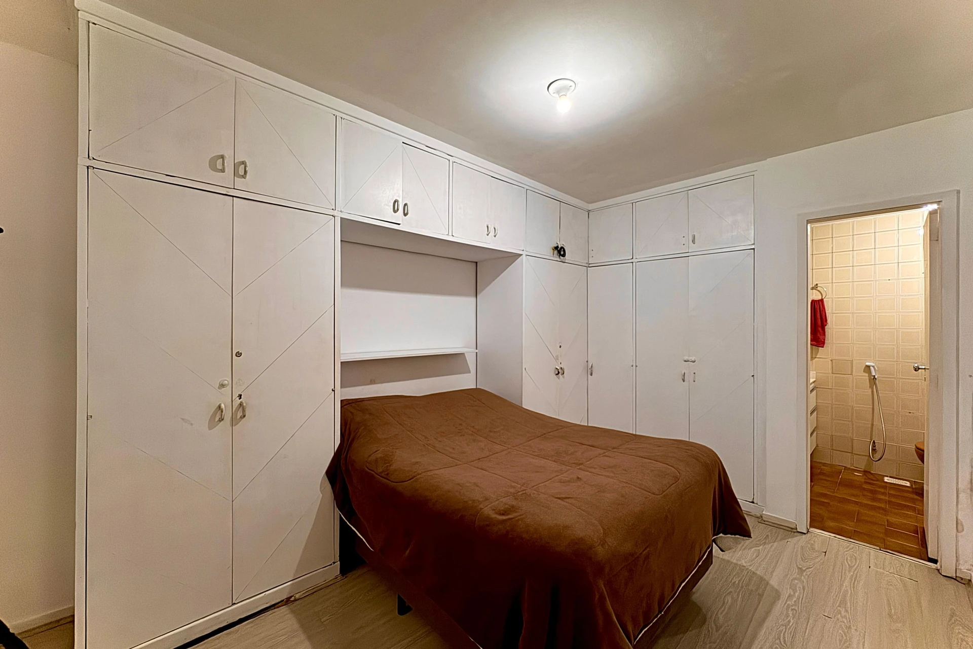 Furnished apartment, 96 m², with a glass-enclosed balcony — photo 18