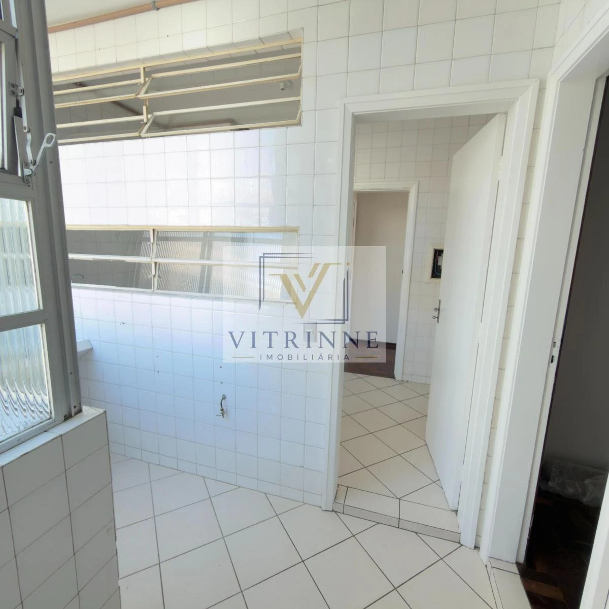 3-bedroom apartment with wood or laminate floors in Curitiba — photo 14