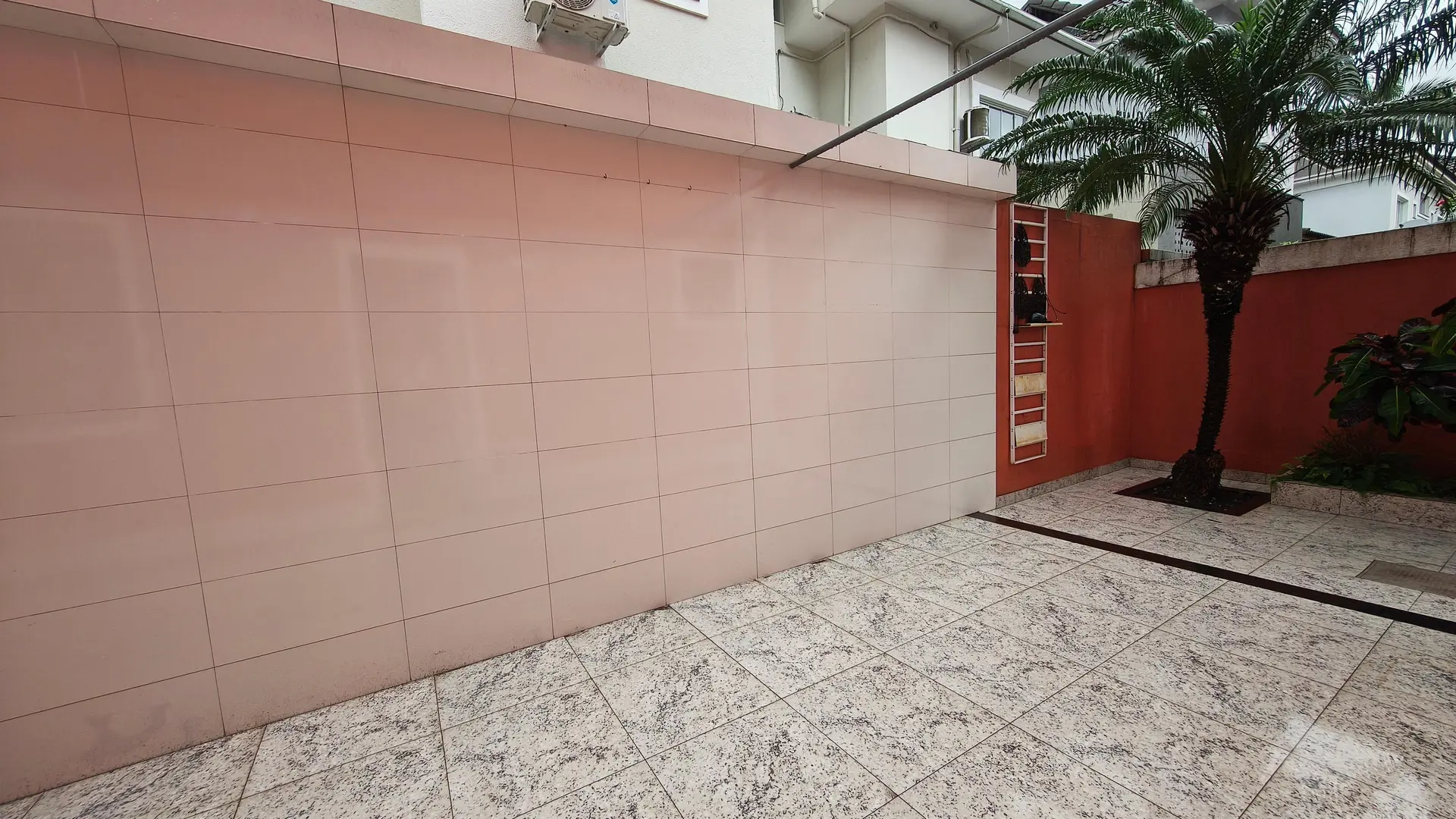 House, 241 m², with floor-to-ceiling windows — photo 54