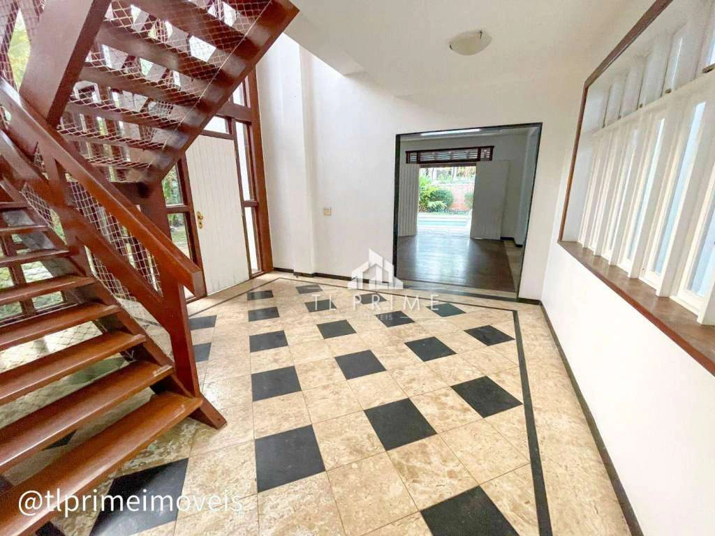 House in a gated community with 4 bedrooms and 600 m² — photo 18