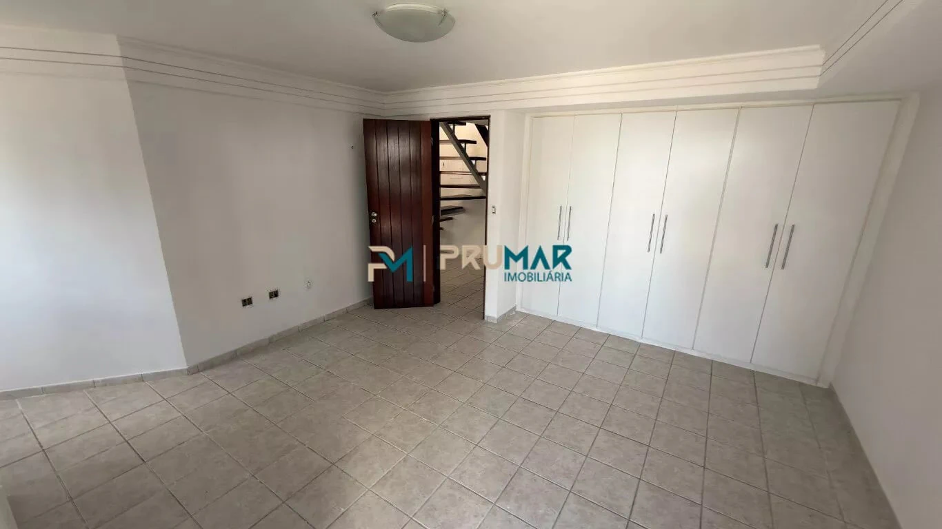 Balcony with a grill in a 4-bedroom apartment, 222 m² — photo 17