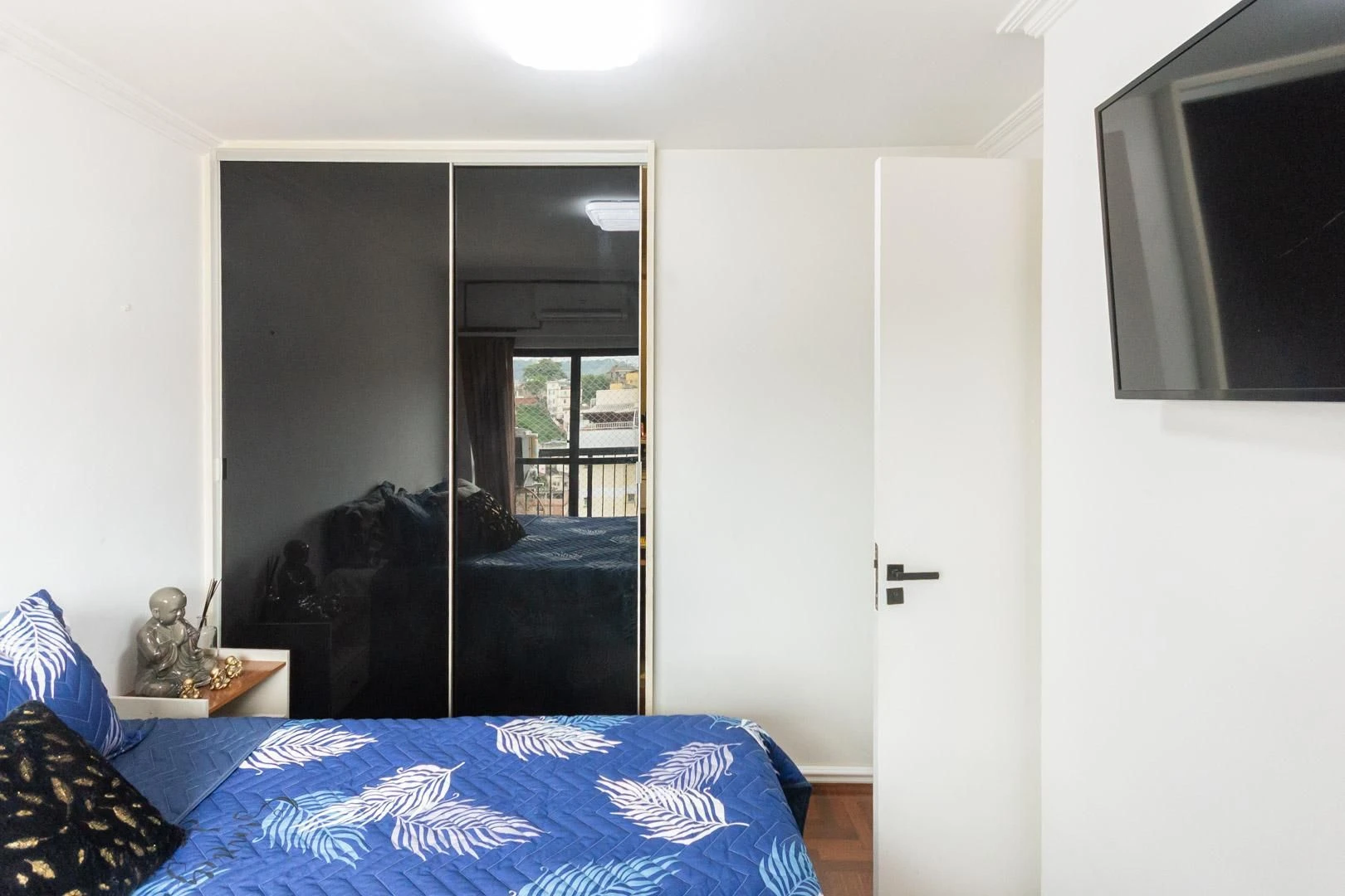 4-bedroom apartment with a mountain view in Rio de Janeiro — photo 8