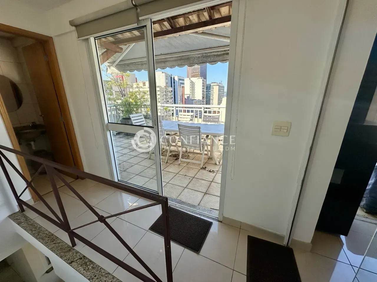 Apartment with enclosed balcony and built-in grill — photo 16