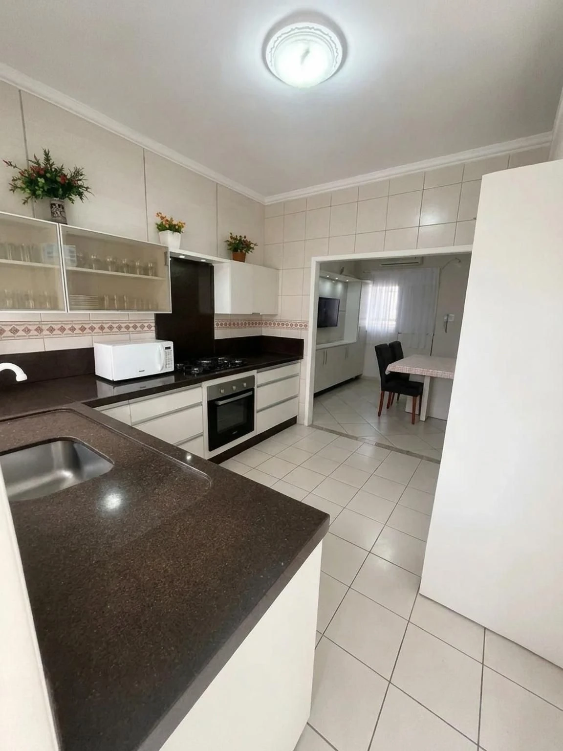 Bathtub in a 4-bedroom house, 330 m² — photo 25