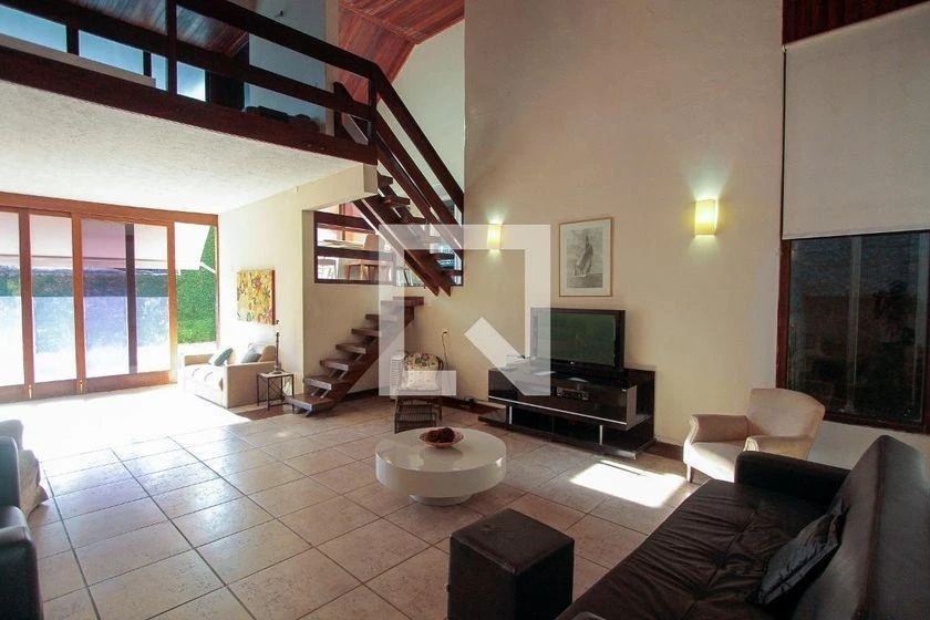 Casa mobiliada com 4 quartos e 3 suítes, 450 m²