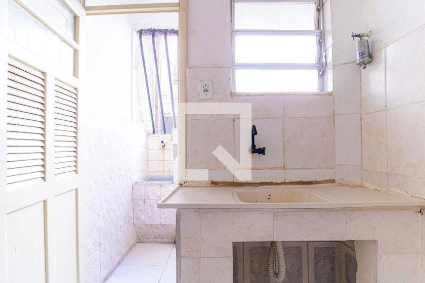 Rental apartment with 2 bedrooms and a laundry utility sink — photo 4