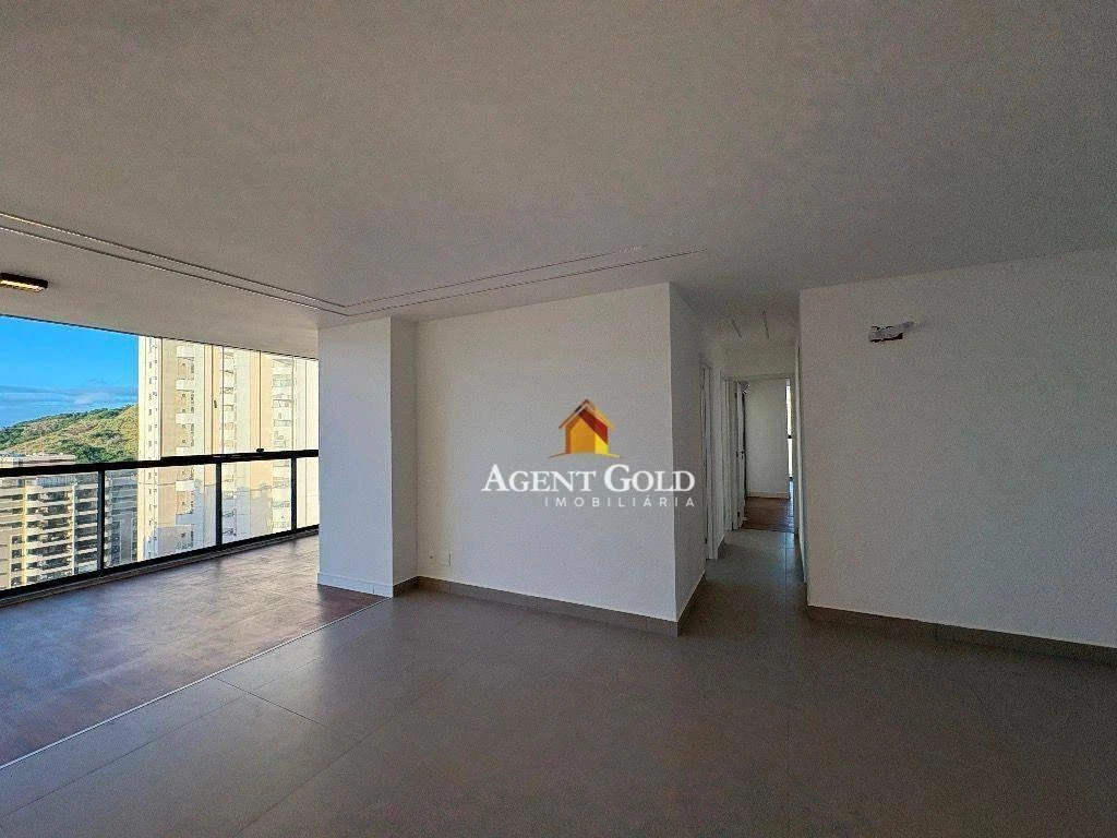 Glass-enclosed balcony in a 3-bedroom apartment, 121 m² — photo 3