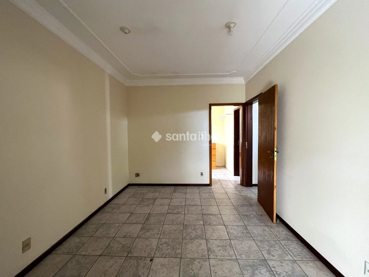 200 m² house with a private BBQ and a grill on the balcony — photo 32