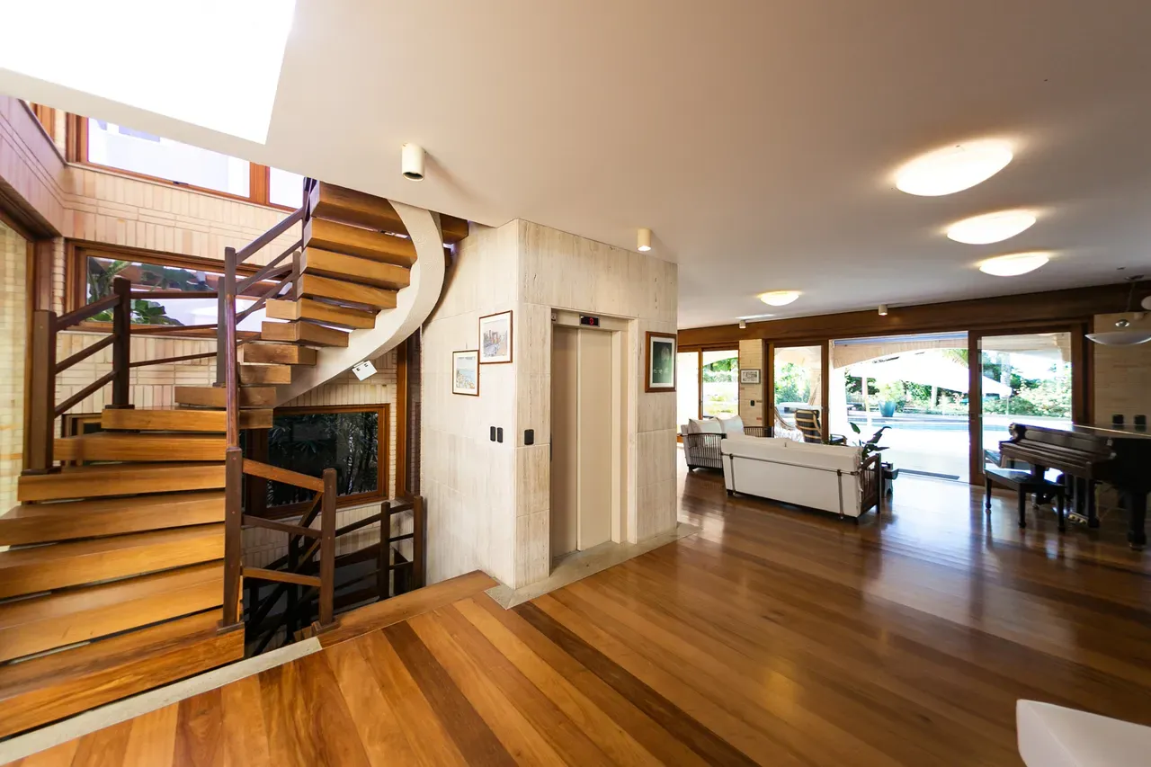 Furnished house, 330 m², with floor-to-ceiling windows — photo 12