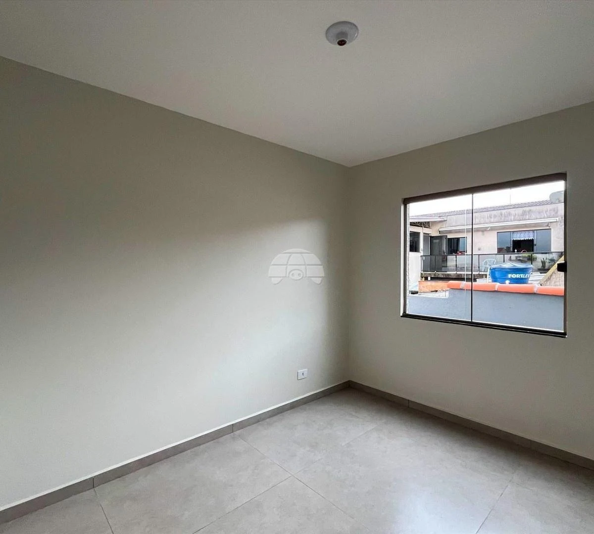 House with 2 bedrooms and a glassed-in balcony — photo 3