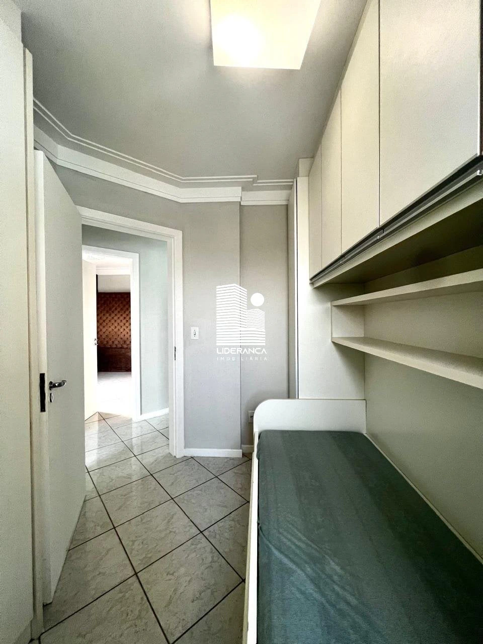 Furnished apartment, 125 m², with a glass-enclosed balcony — photo 16