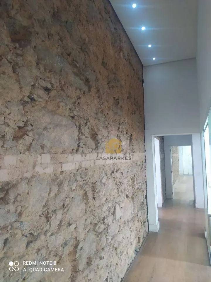 Casa com 2 dormitórios e piso de madeira na sala — photo 44