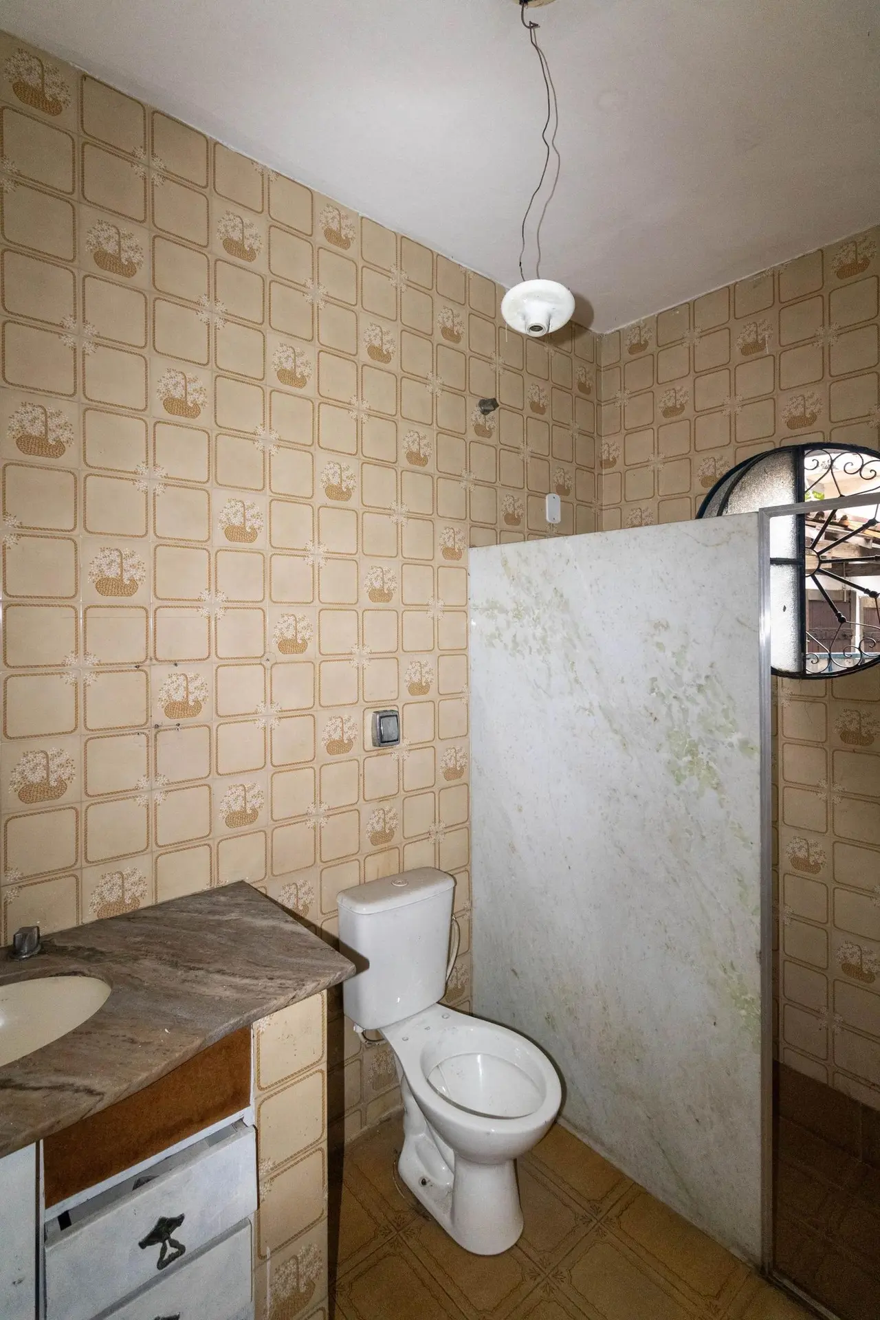 House with 4 bedrooms and 1 bathroom, separate kitchen — photo 27