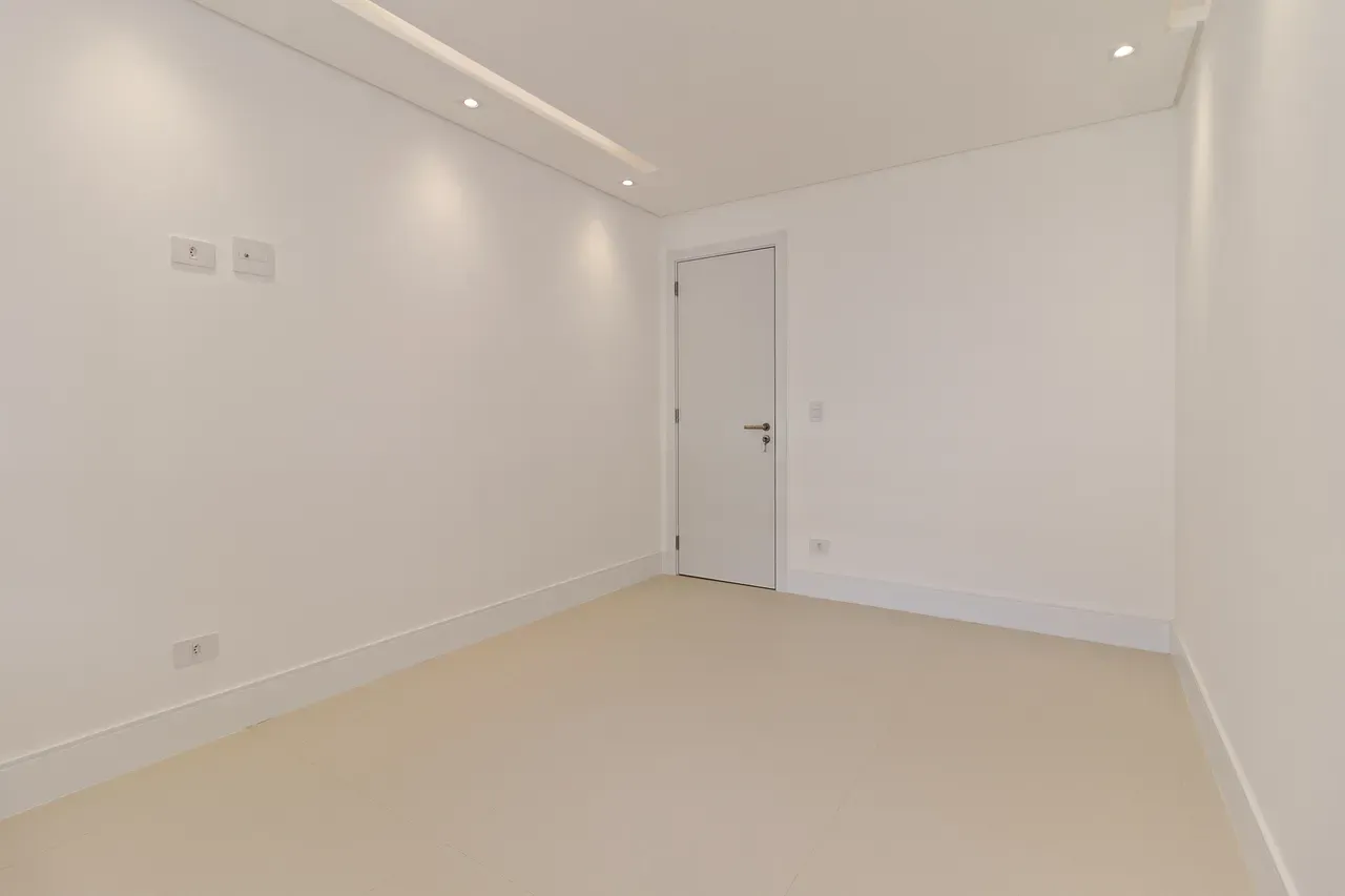 Balcony with a grill in a 4-bedroom apartment, 158 m² — photo 29