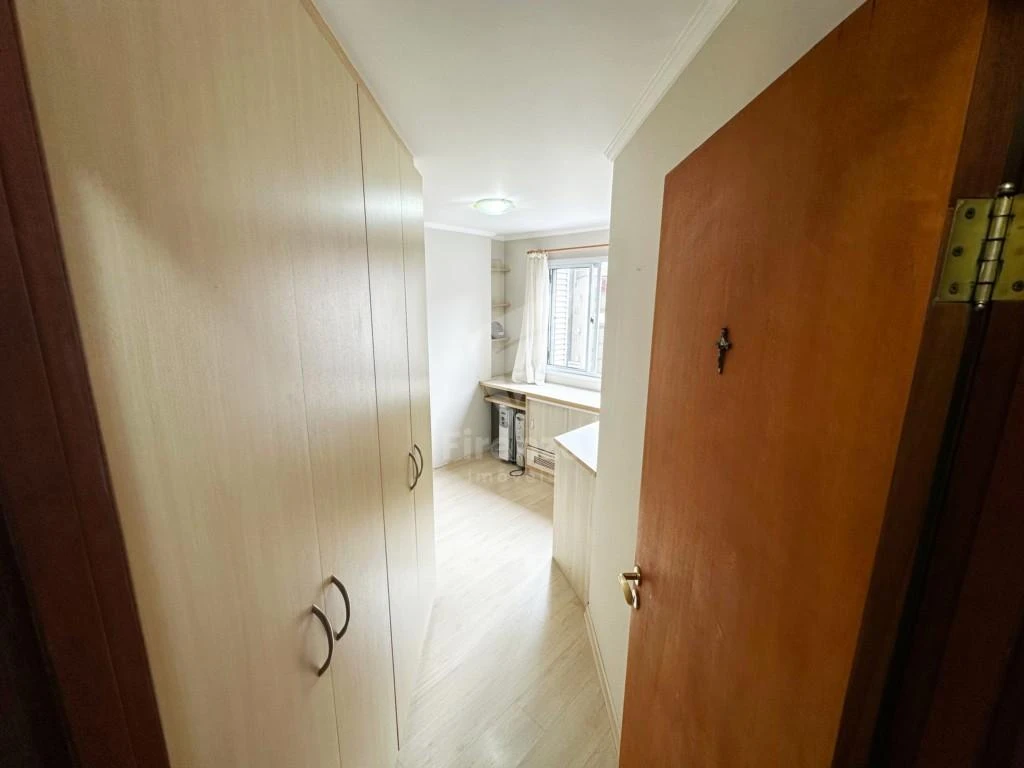 Glass-enclosed balcony in a 3-bedroom apartment, 113 m² — photo 23