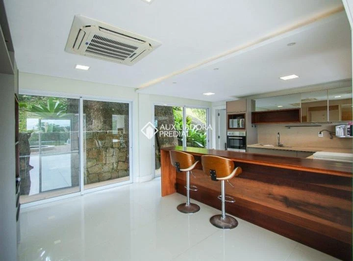House with 5 bedrooms, 4 en-suite baths