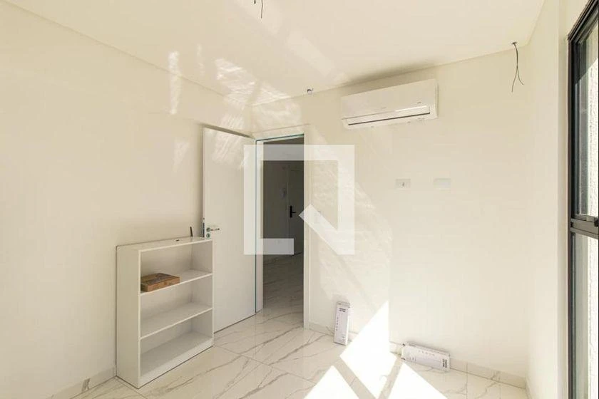 One-bedroom apartment in a building with a gym — photo 11