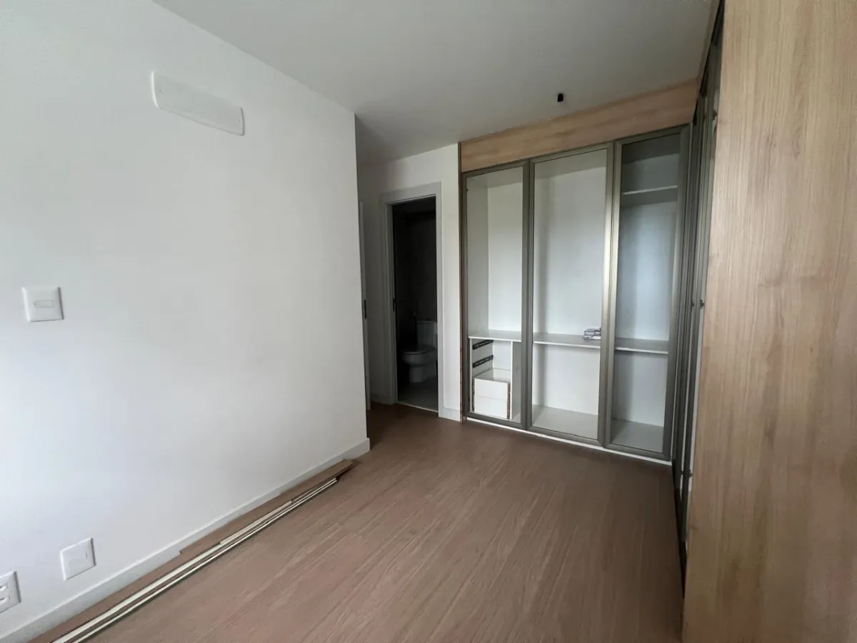 Glass-enclosed balcony in a 3-bedroom apartment, 98 m² — photo 12