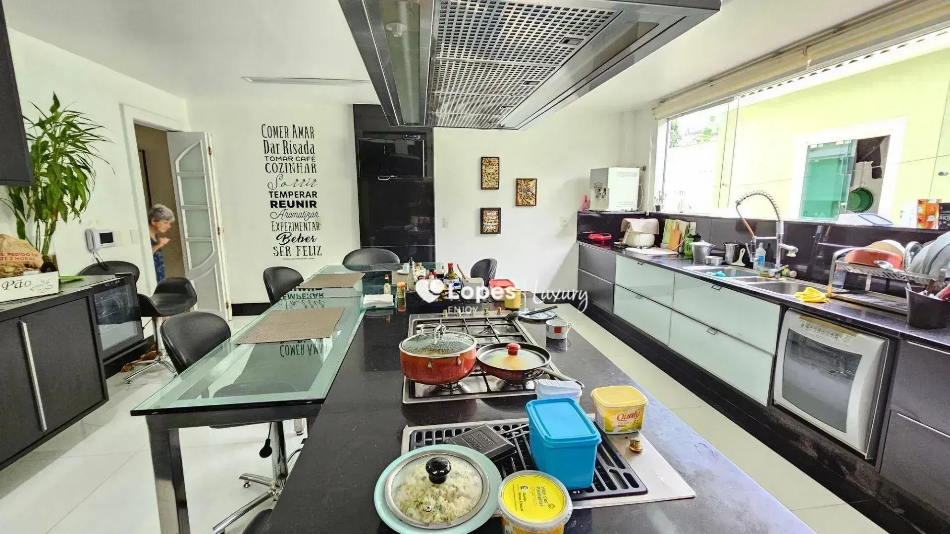 Furnished house with 6 en-suite suites and a private pool — photo 12