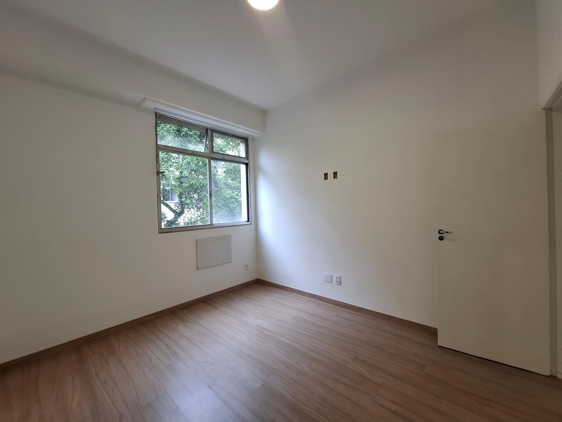 One-bedroom apartment with wood or laminate floors — photo 17