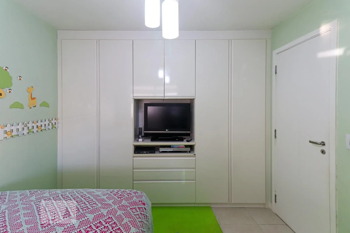 Rental apartment with 4 bedrooms and a glassed-in balcony — photo 48