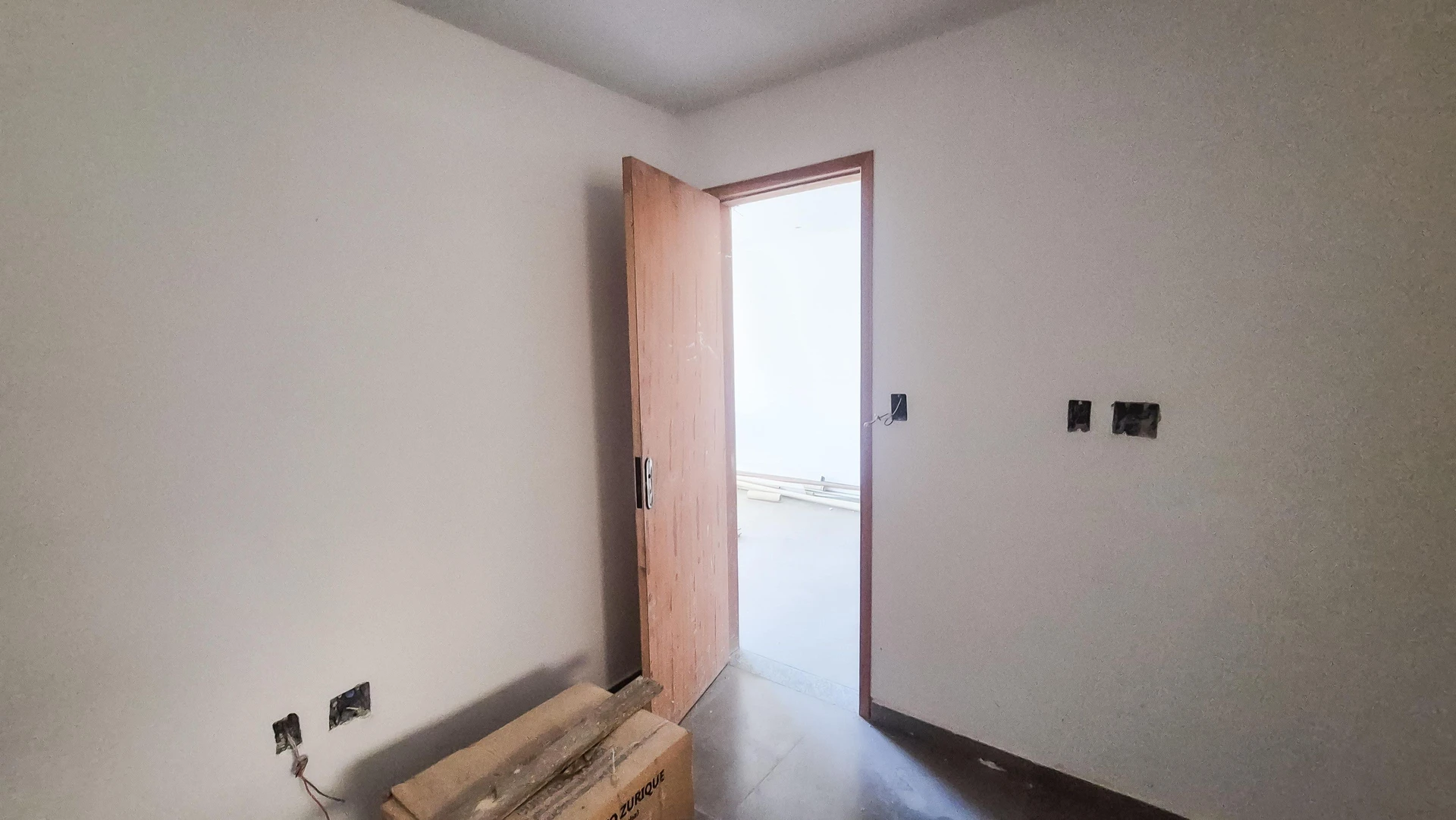 Apartamento com 2 quartos e box de vidro no banheiro — photo 6