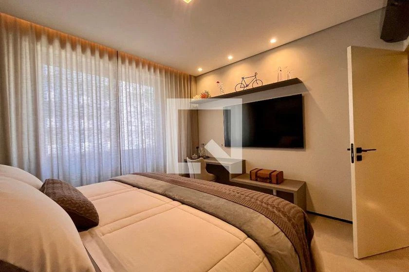 Apartamento de 150 m² com closet e janelas do piso ao teto — photo 20