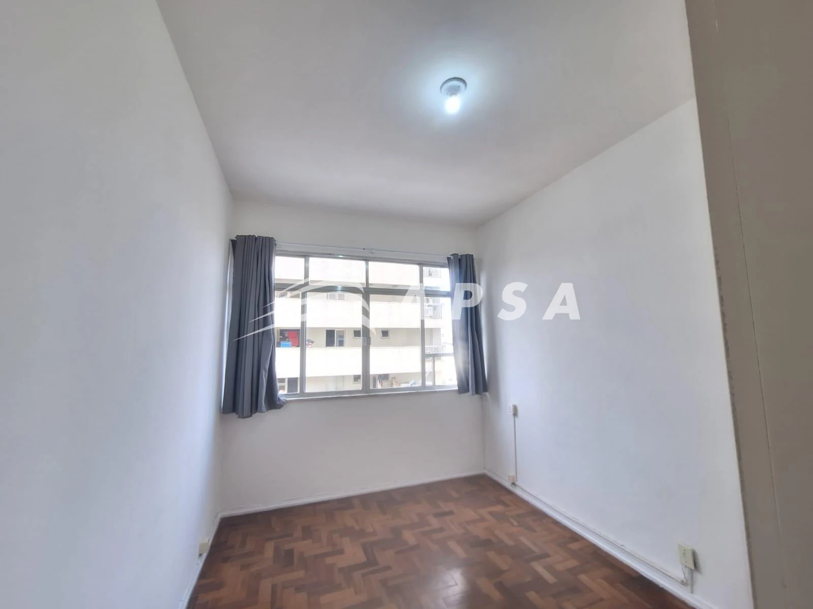 Wood or laminate floors in a one-bedroom apartment, 53 m² — photo 3