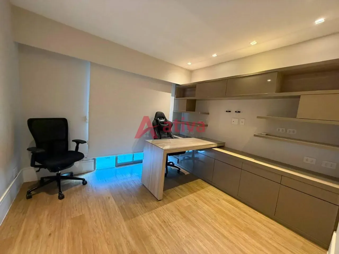 Furnished apartment with 4 bedrooms and an open-plan kitchen — photo 32