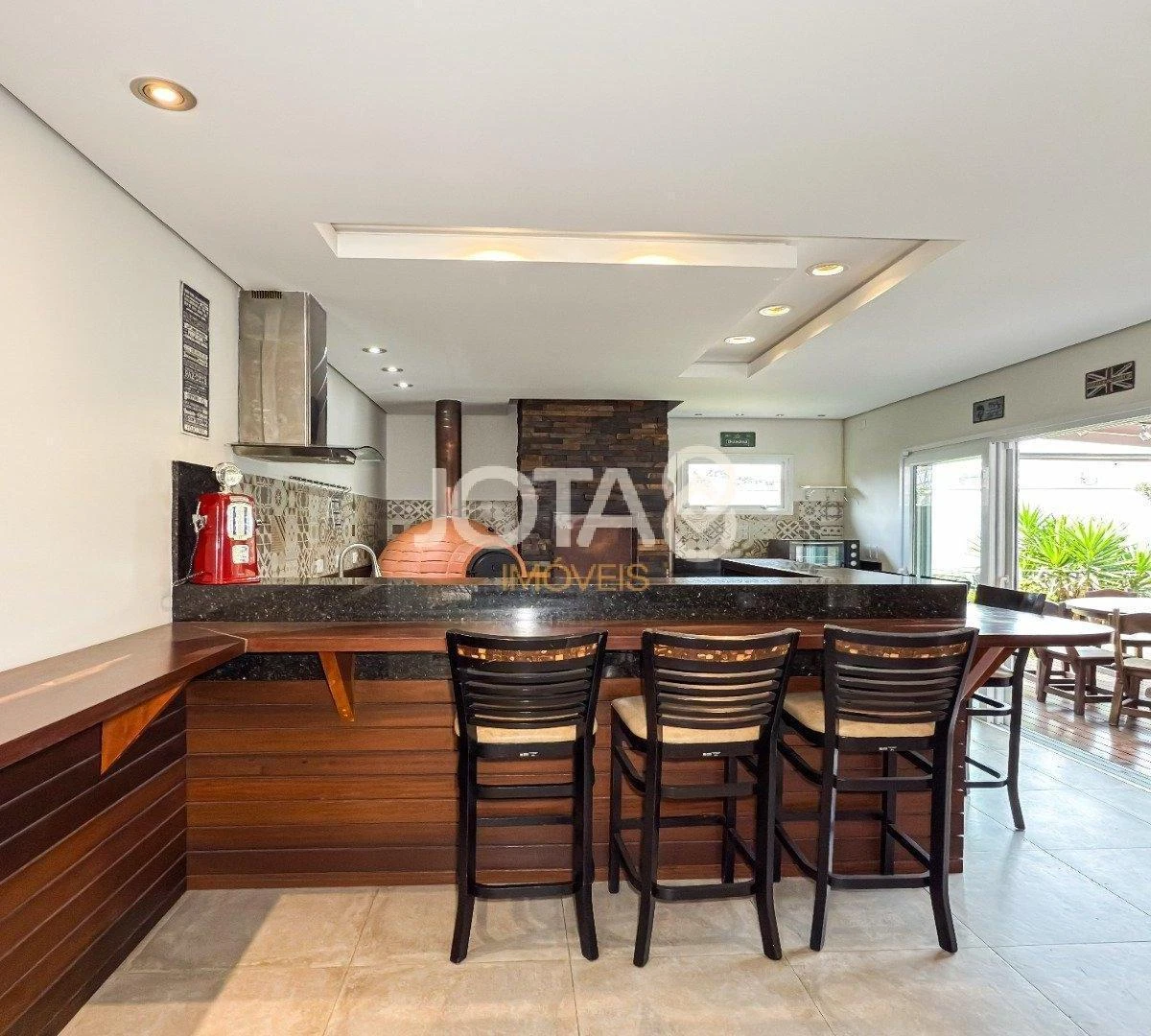 4-bedroom house with floor-to-ceiling windows — photo 13