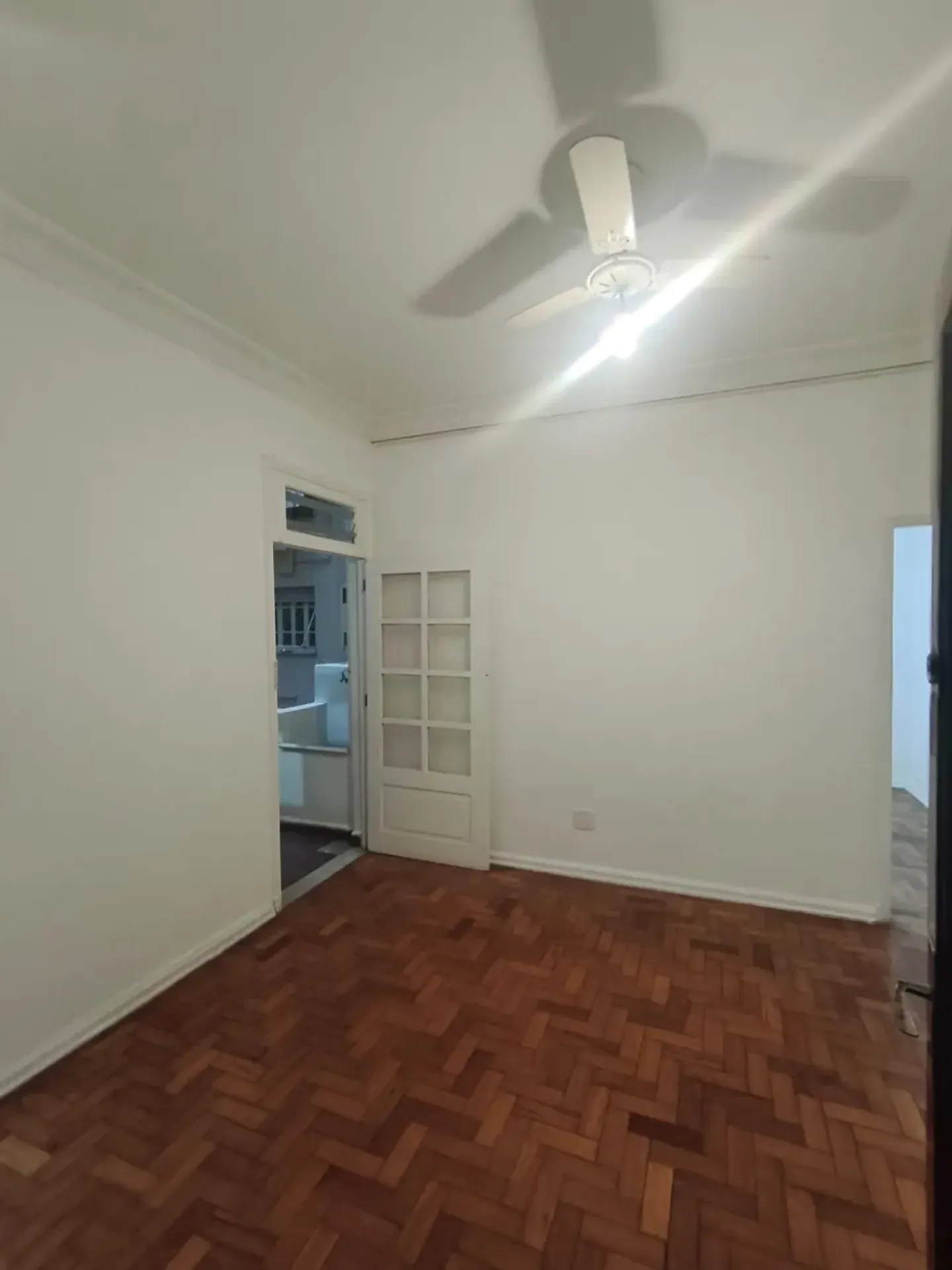 Деревянный пол или ламинат и 1 спальня: квартира 35 м² — photo 12
