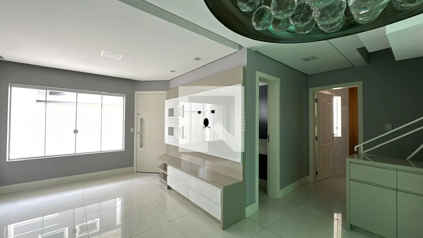 3-bedroom house with a glass-enclosed balcony in Curitiba — photo 37