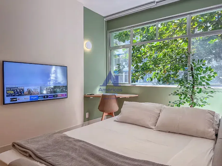 Furnished 1-bedroom apartment with floor-to-ceiling windows — photo 9