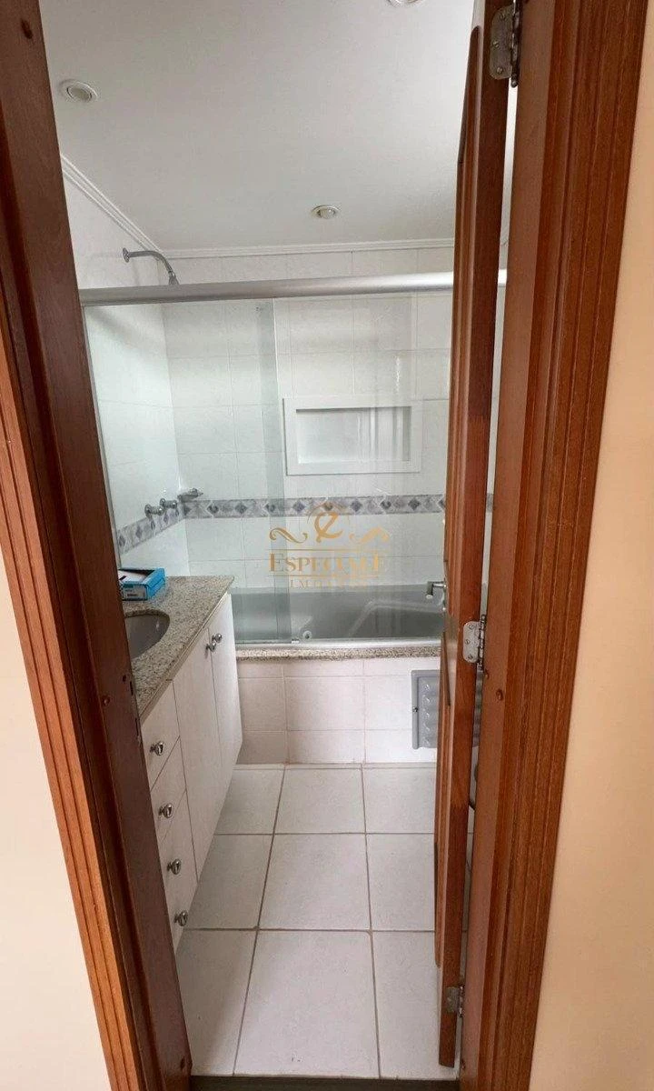 3-bedroom apartment with a bathtub — photo 4