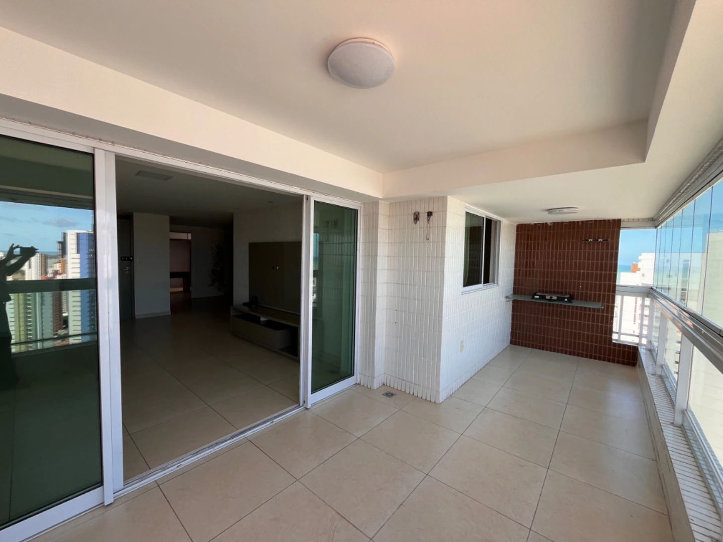 4-bedroom apartment in a building with a gym