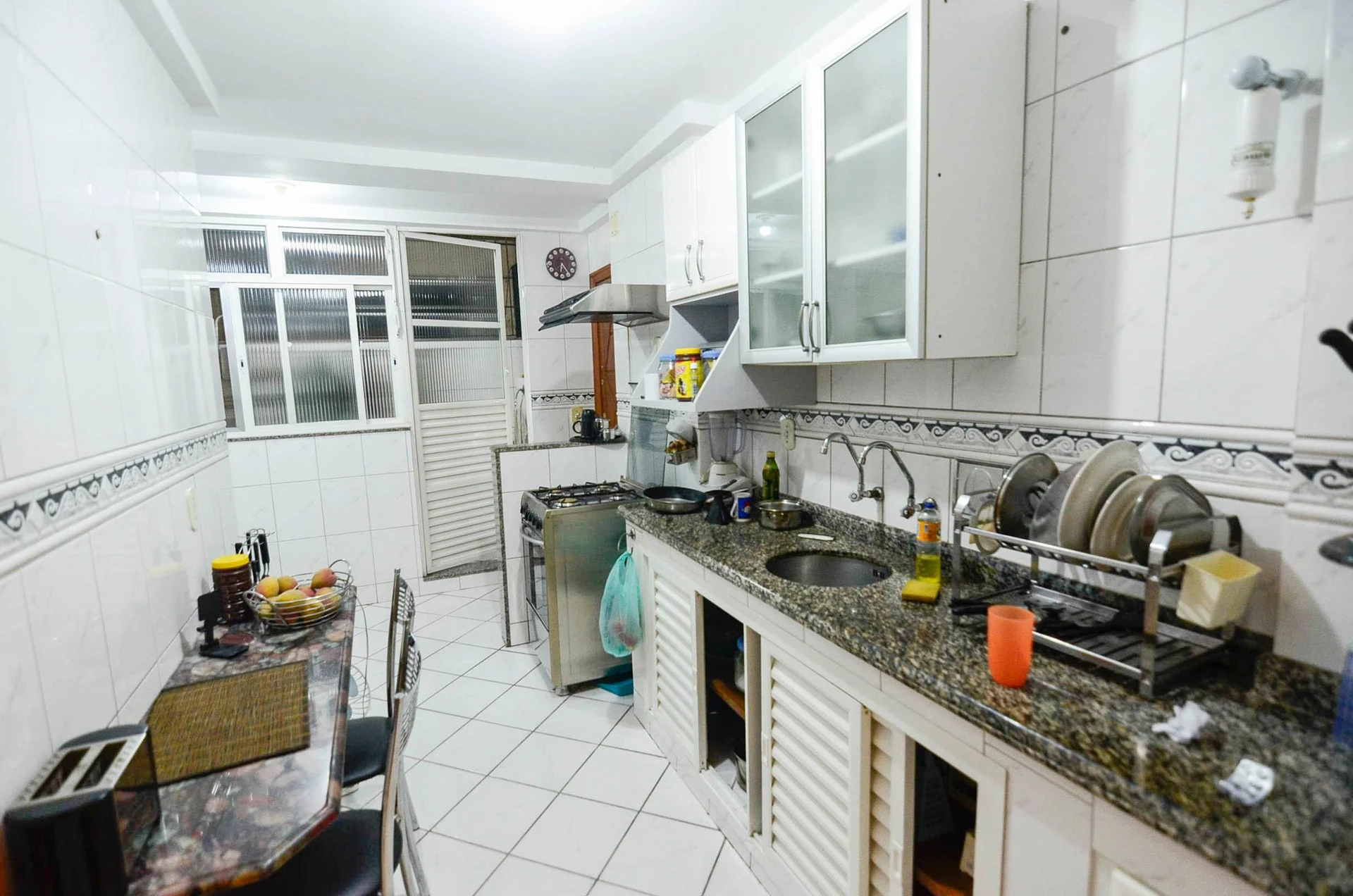 Furnished 2-bedroom apartment with a gas stove — photo 3