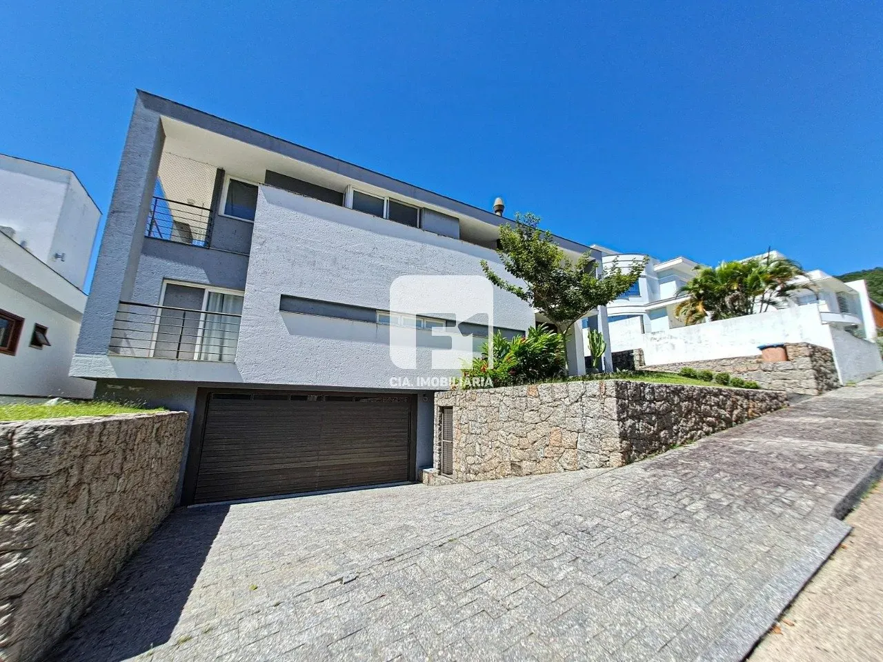 Furnished house with 4 bedrooms and 4 baths, 691 m²