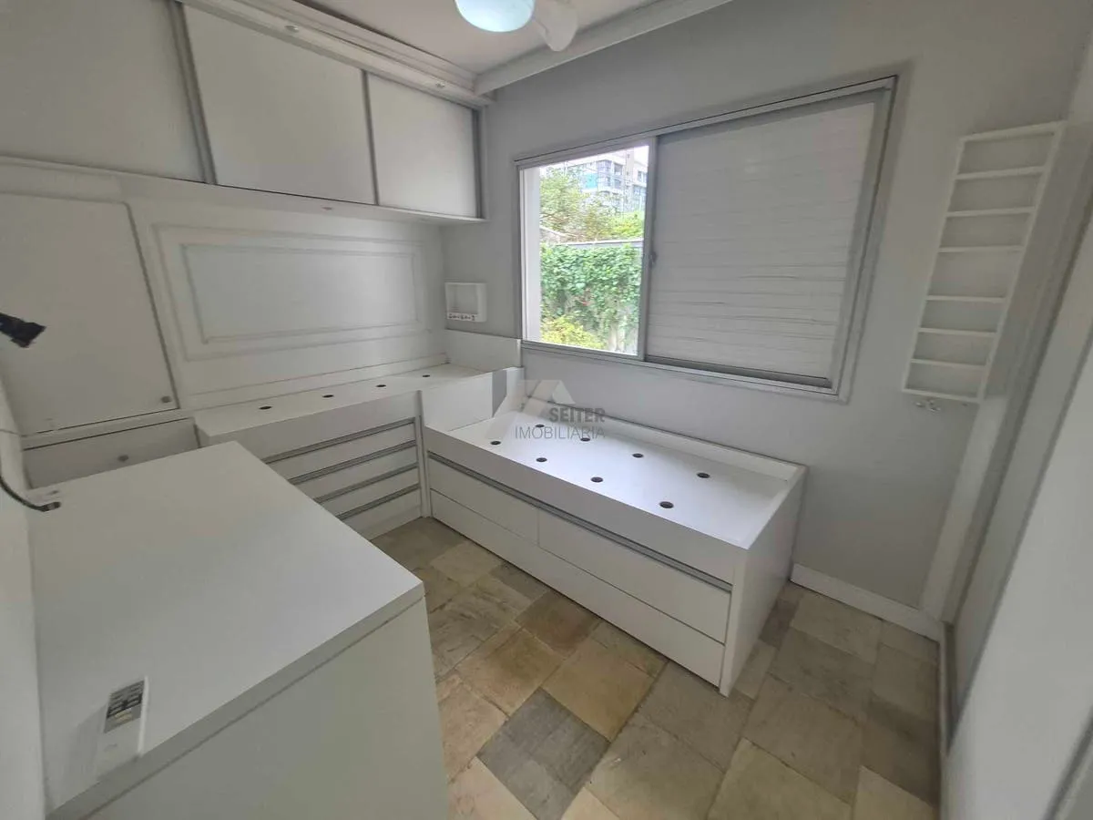 3-bedroom apartment with a glass-enclosed balcony — photo 39