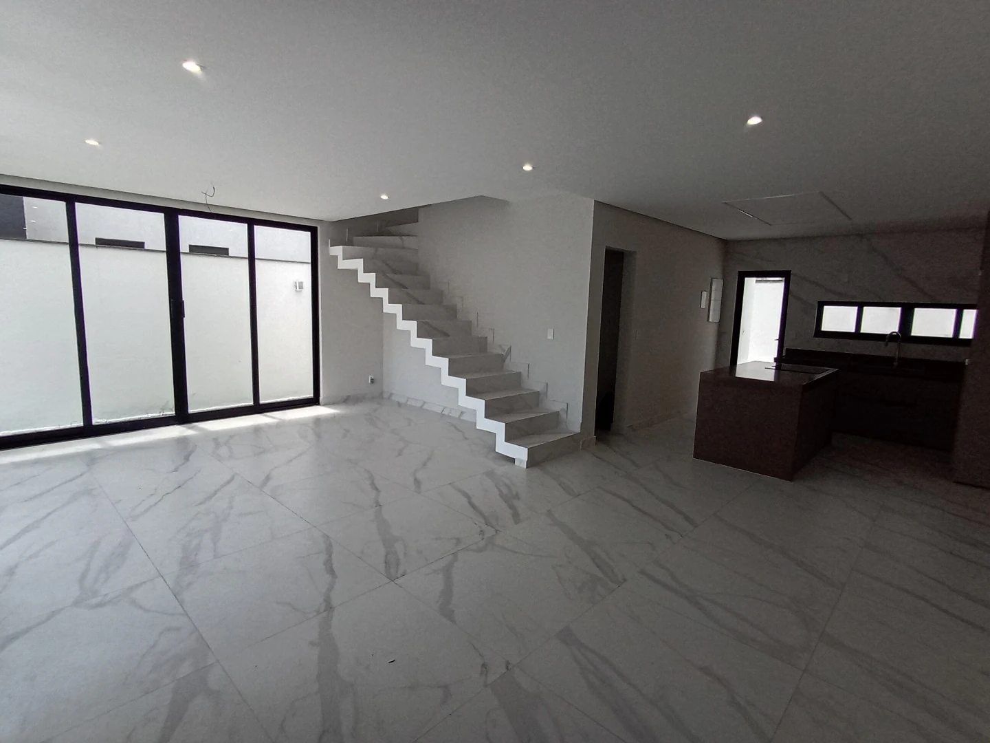 Condo house with open-plan kitchen and 3 en-suites — photo 20